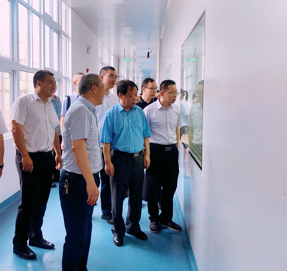 瀘州市政協副主席李鋒蒞臨天植中藥公司指導工作